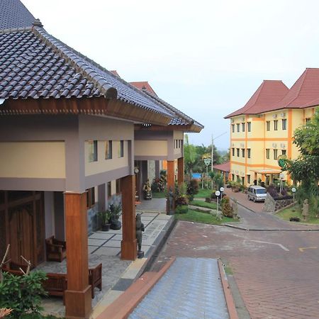 Ciptaningati Hotel Бату Екстериор снимка