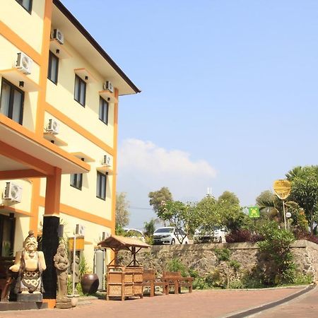 Ciptaningati Hotel Бату Екстериор снимка