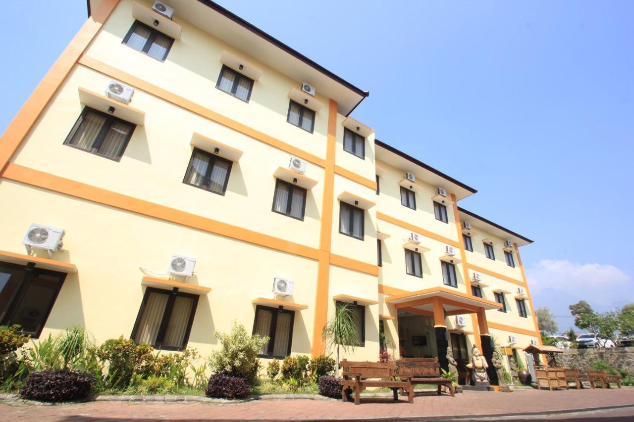 Ciptaningati Hotel Бату Екстериор снимка