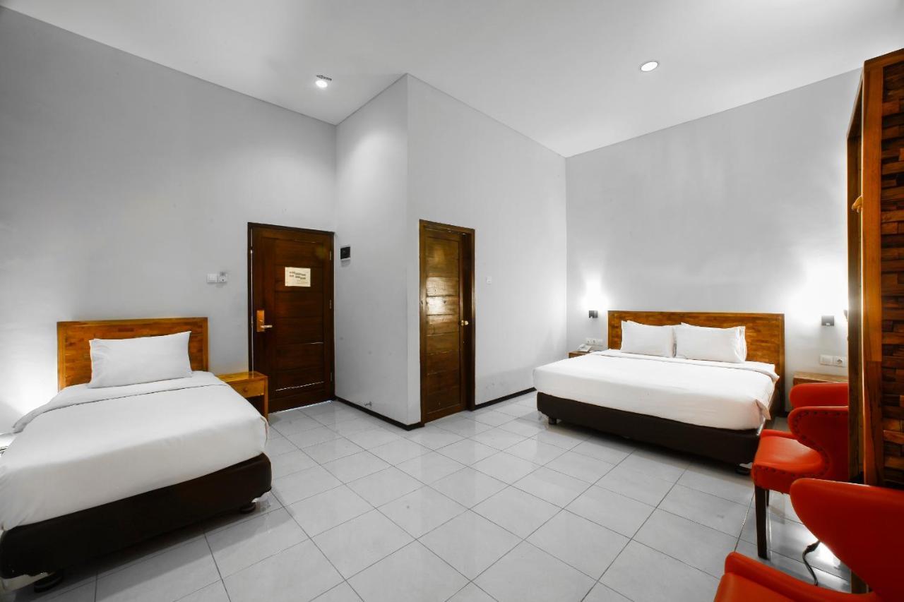 Ciptaningati Hotel Бату Екстериор снимка
